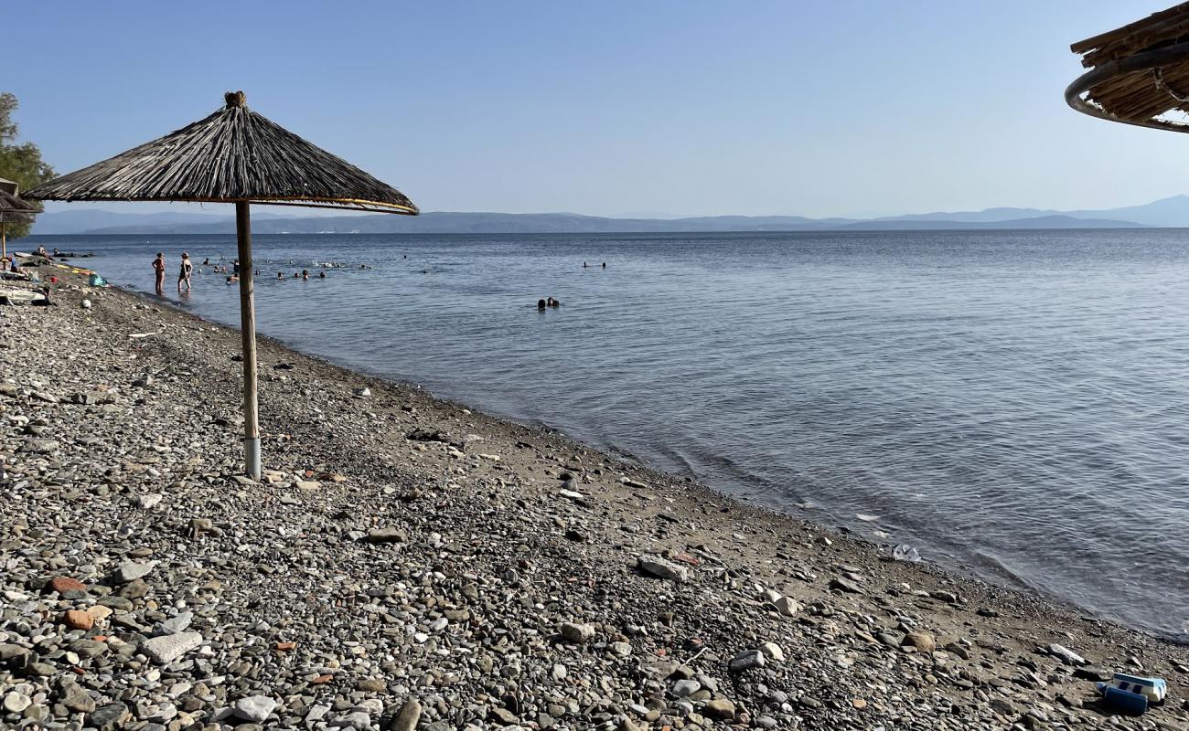 Photo de Kioski Beach avec sable gris avec roches de surface