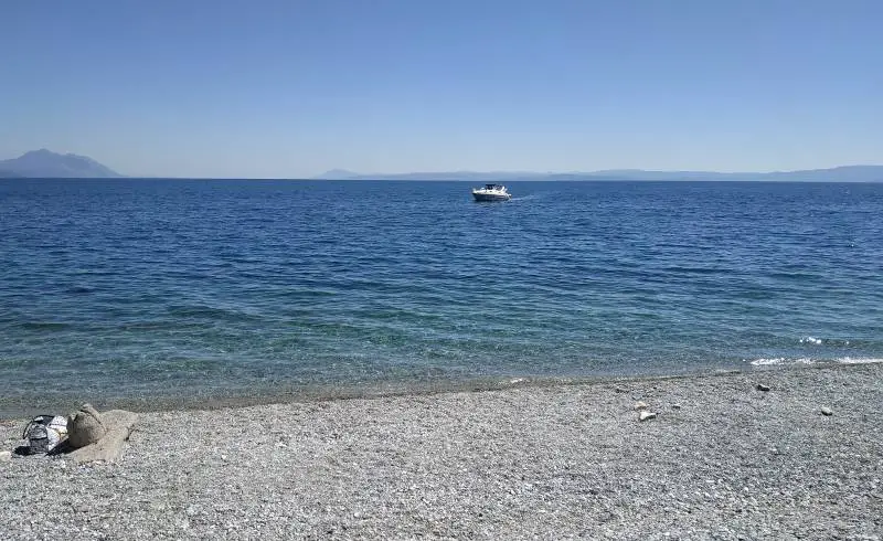 Photo de Ilia wild beach avec petits galets beige de surface