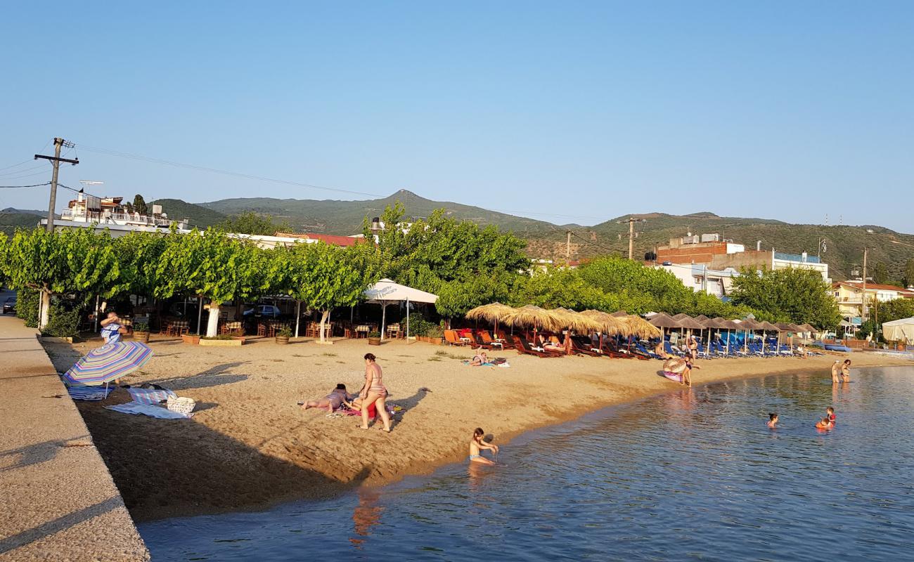 Photo de Agios Nikolaou beach avec sable brun de surface