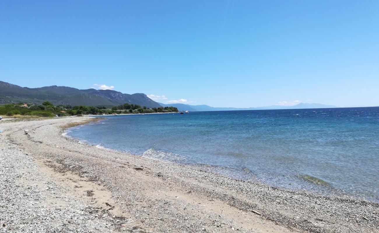 Photo de Kavos beach avec sable gris & galets de surface