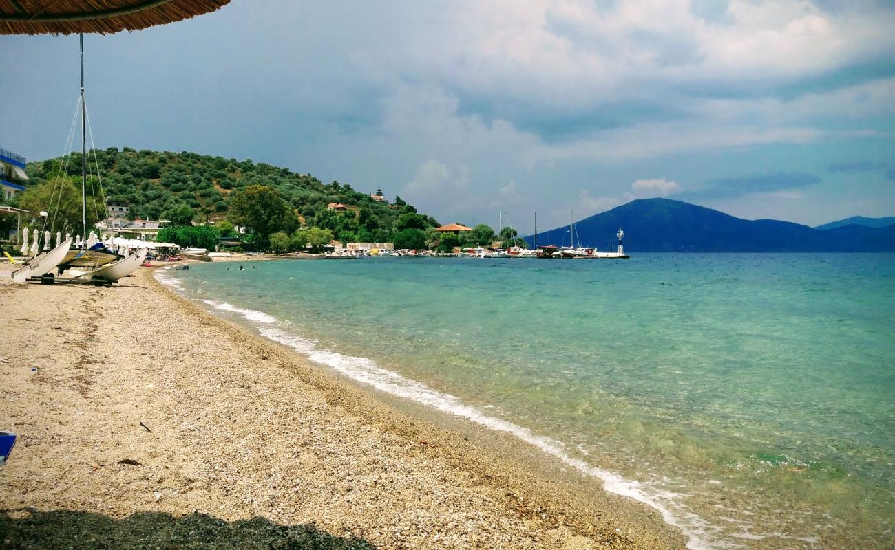 Photo de Neos Pirgos beach avec caillou fin clair de surface