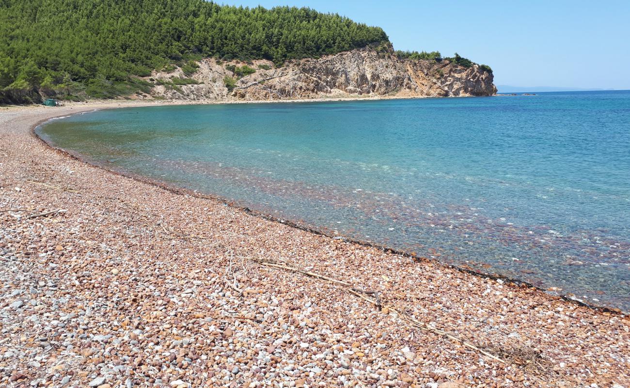 Photo de Mourtias beach avec sable noir avec caillou de surface