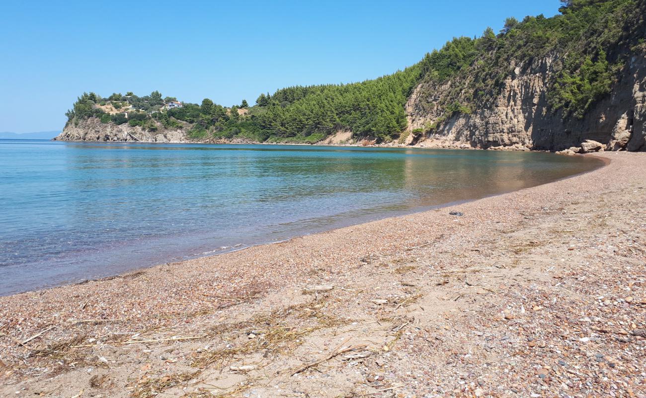 Photo de BE beach avec sable noir avec caillou de surface