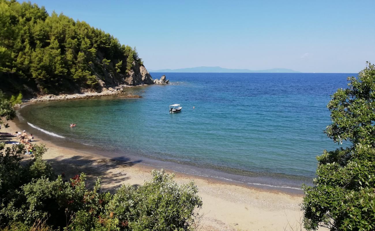 Photo de Cirmococcal beach avec sable noir avec caillou de surface