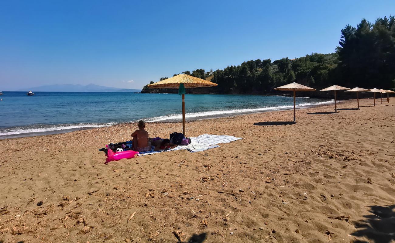 Photo de Kotsikia beach avec sable noir avec caillou de surface