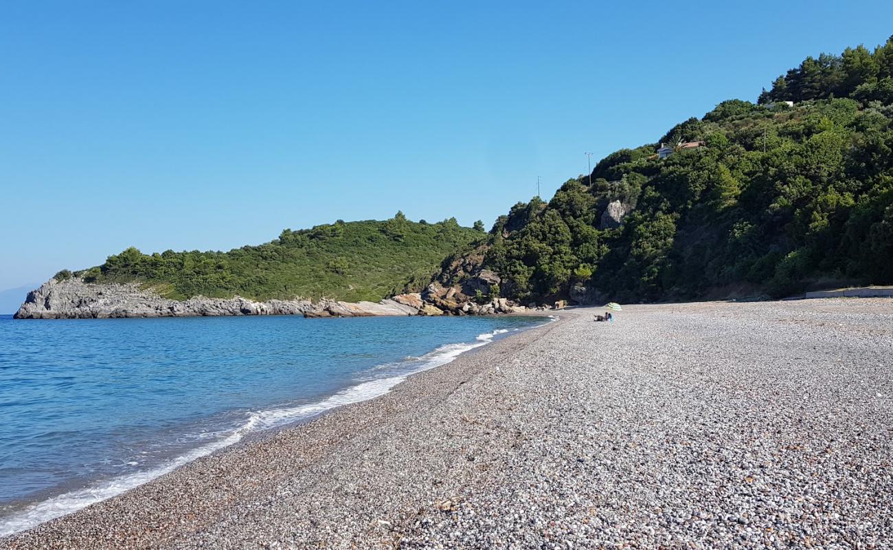 Photo de Ahladiou beach avec caillou fin brun de surface