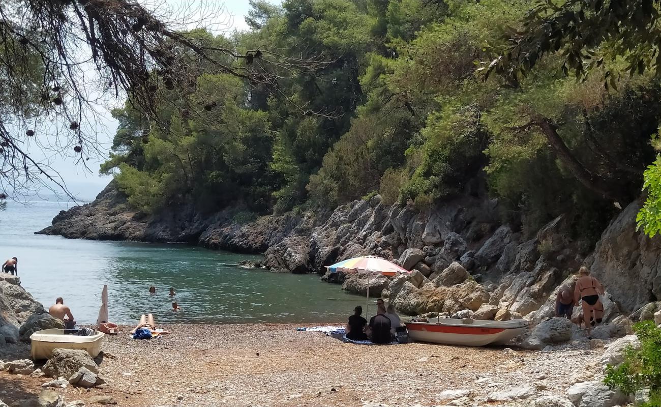 Photo de Agkali secret beach avec caillou fin brun de surface