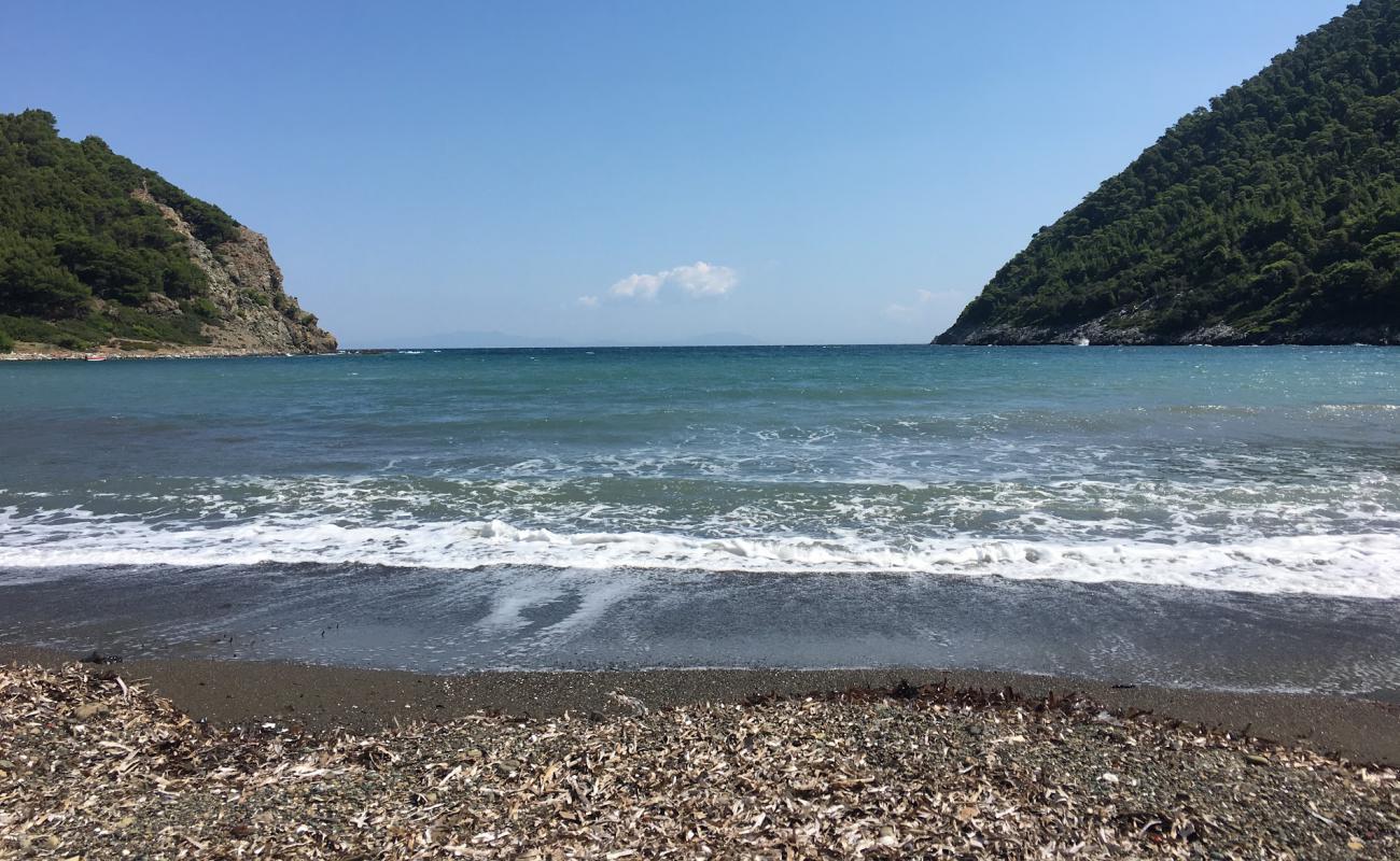 Photo de Atalantos beach avec sable gris & galets de surface