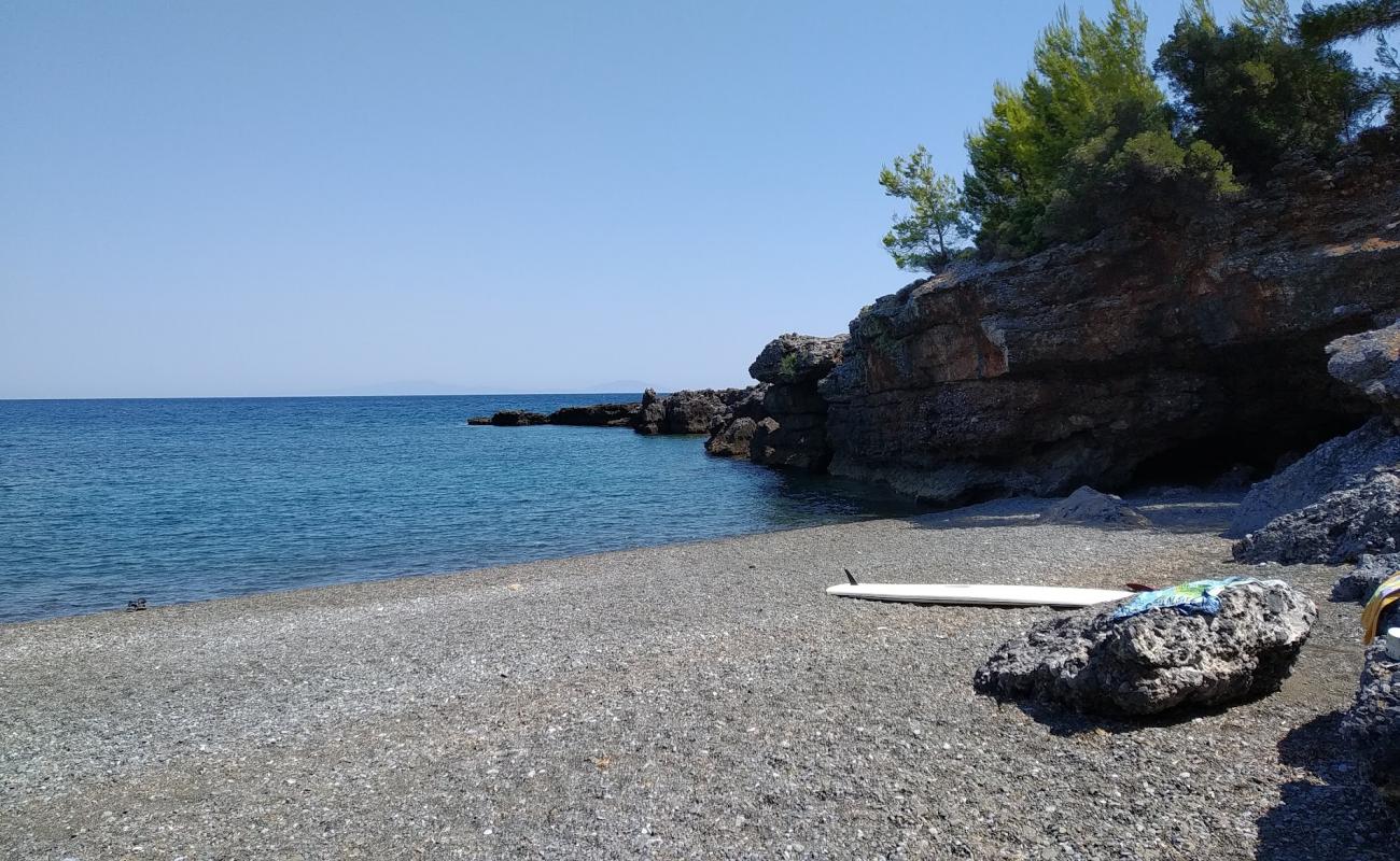 Photo de Potami beach avec caillou fin gris de surface