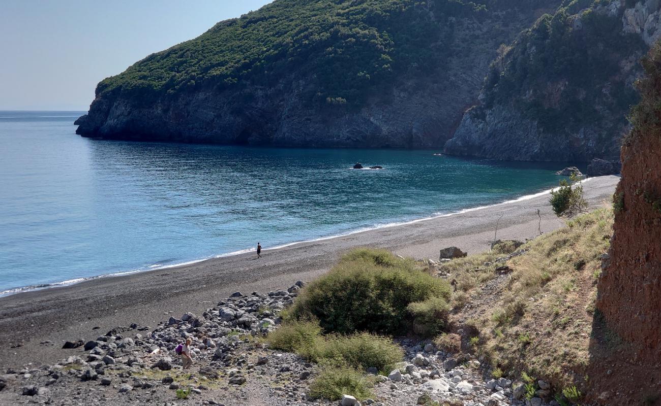 Photo de Plage de Vouvali avec sable gris avec caillou de surface