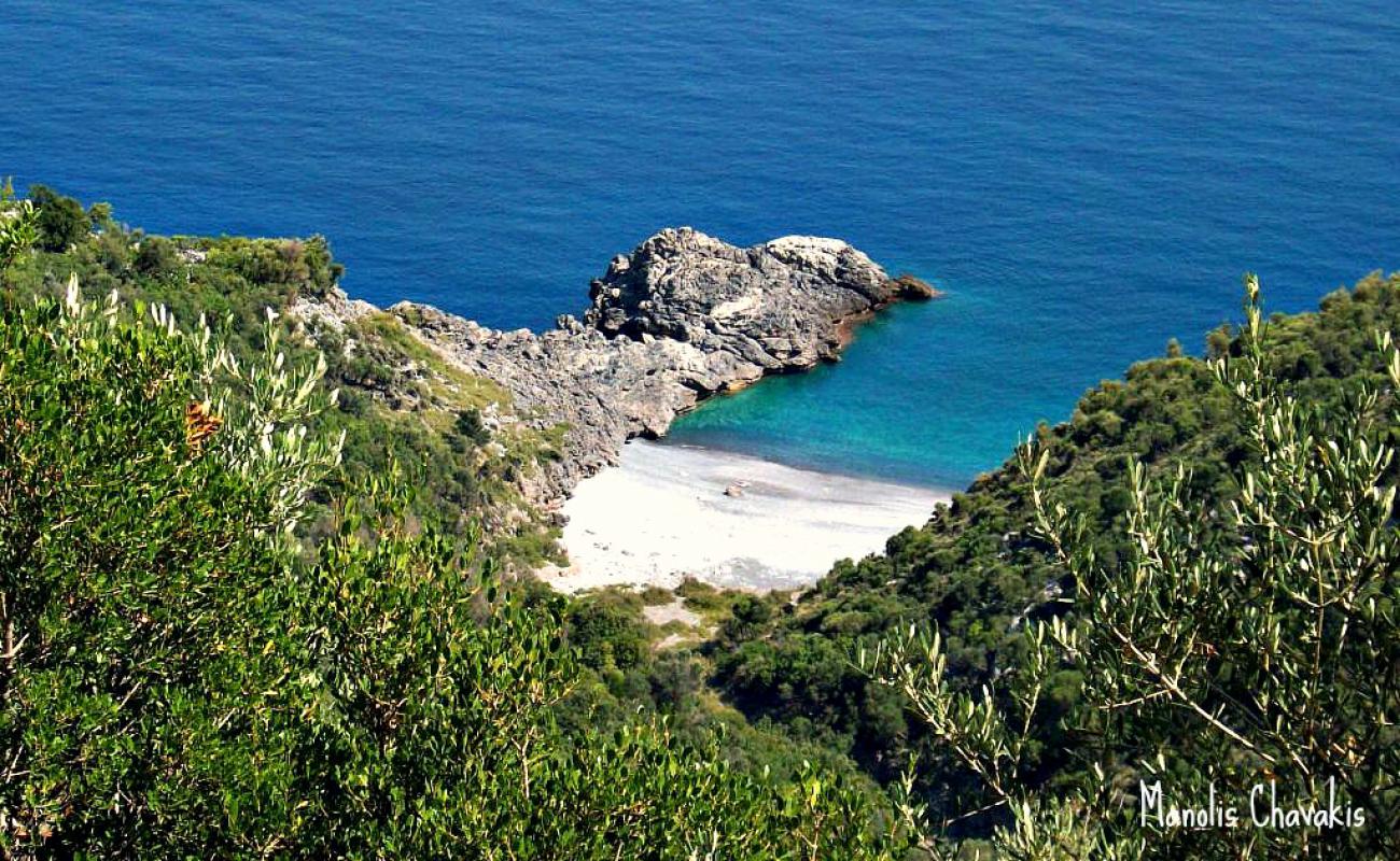 Photo de Chalatzas beach avec caillou fin gris de surface