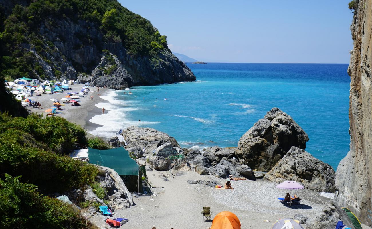 Photo de Plage nudiste de Xiliadoy avec caillou fin gris de surface