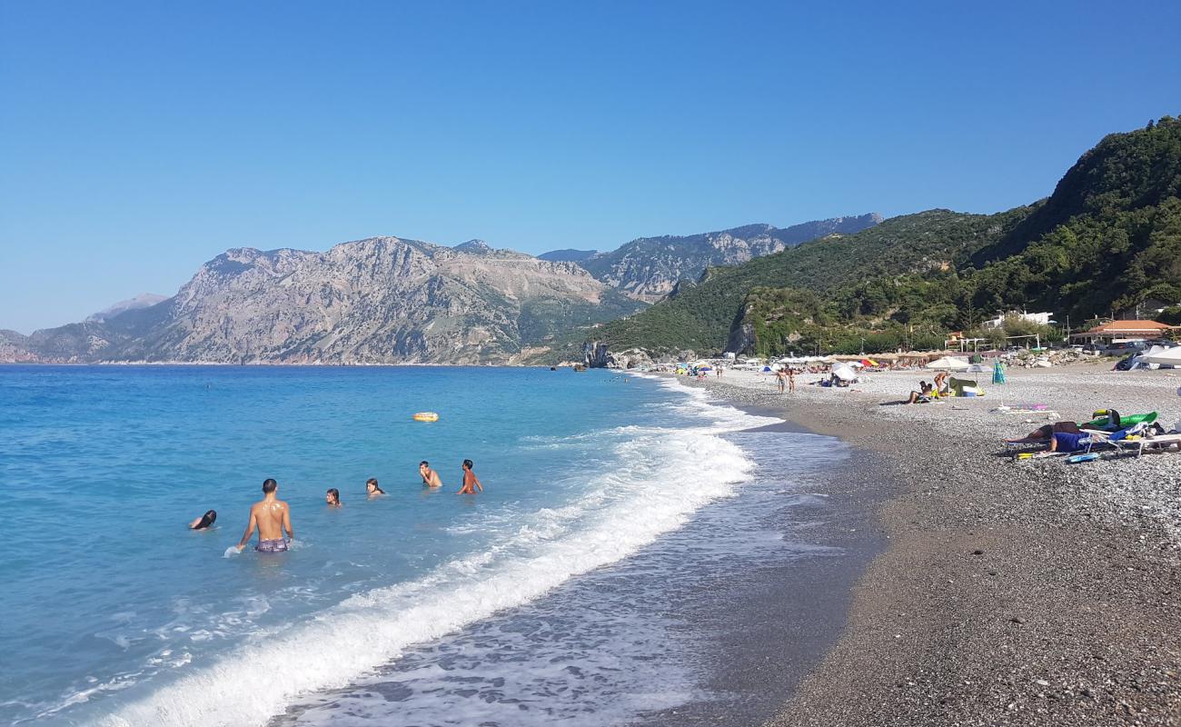 Photo de Chiliadou beach avec caillou fin gris de surface