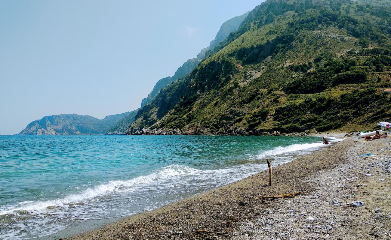 Photo de Metochiou beach avec sable gris avec caillou de surface