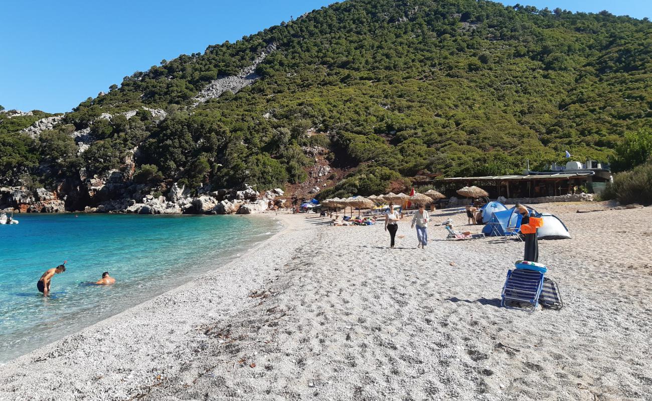Photo de Plage de Thapsa avec petits galets gris de surface