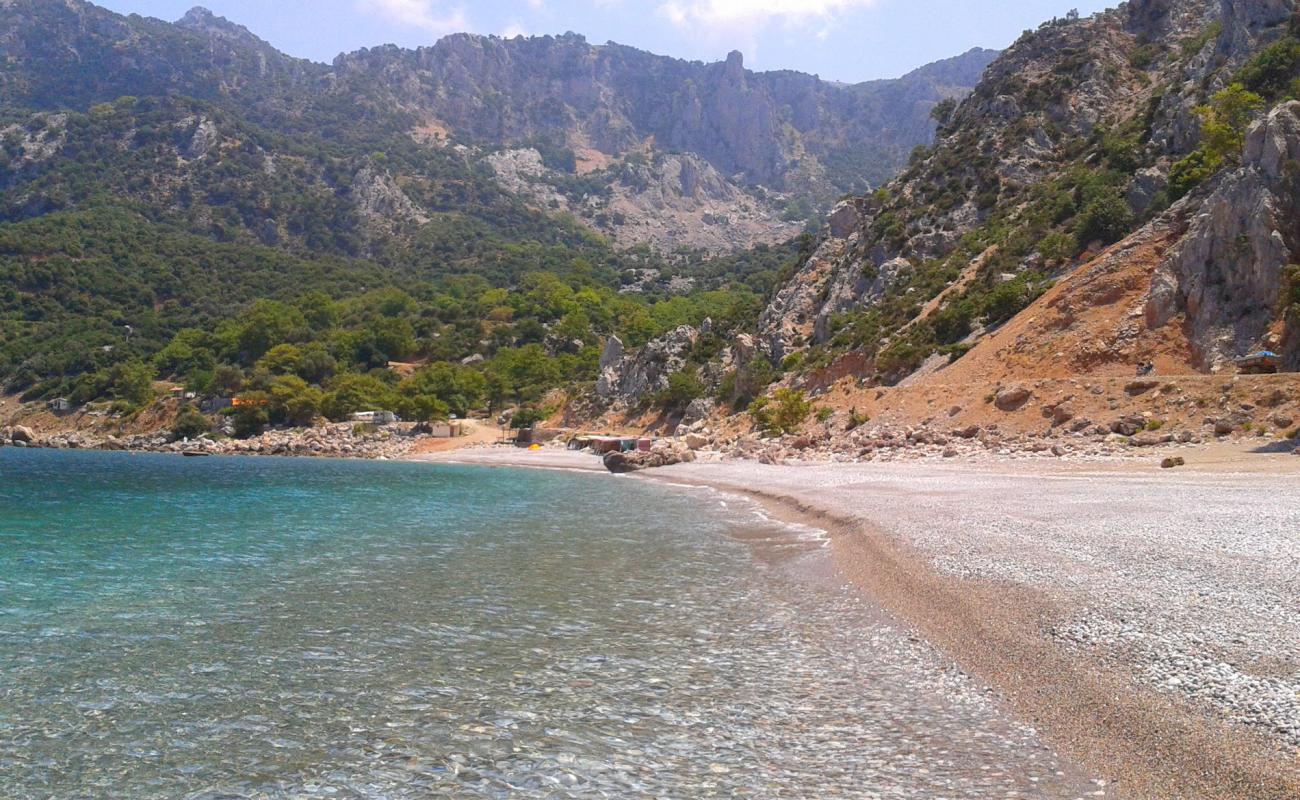 Photo de Plage de Tsilaros avec petits galets gris de surface