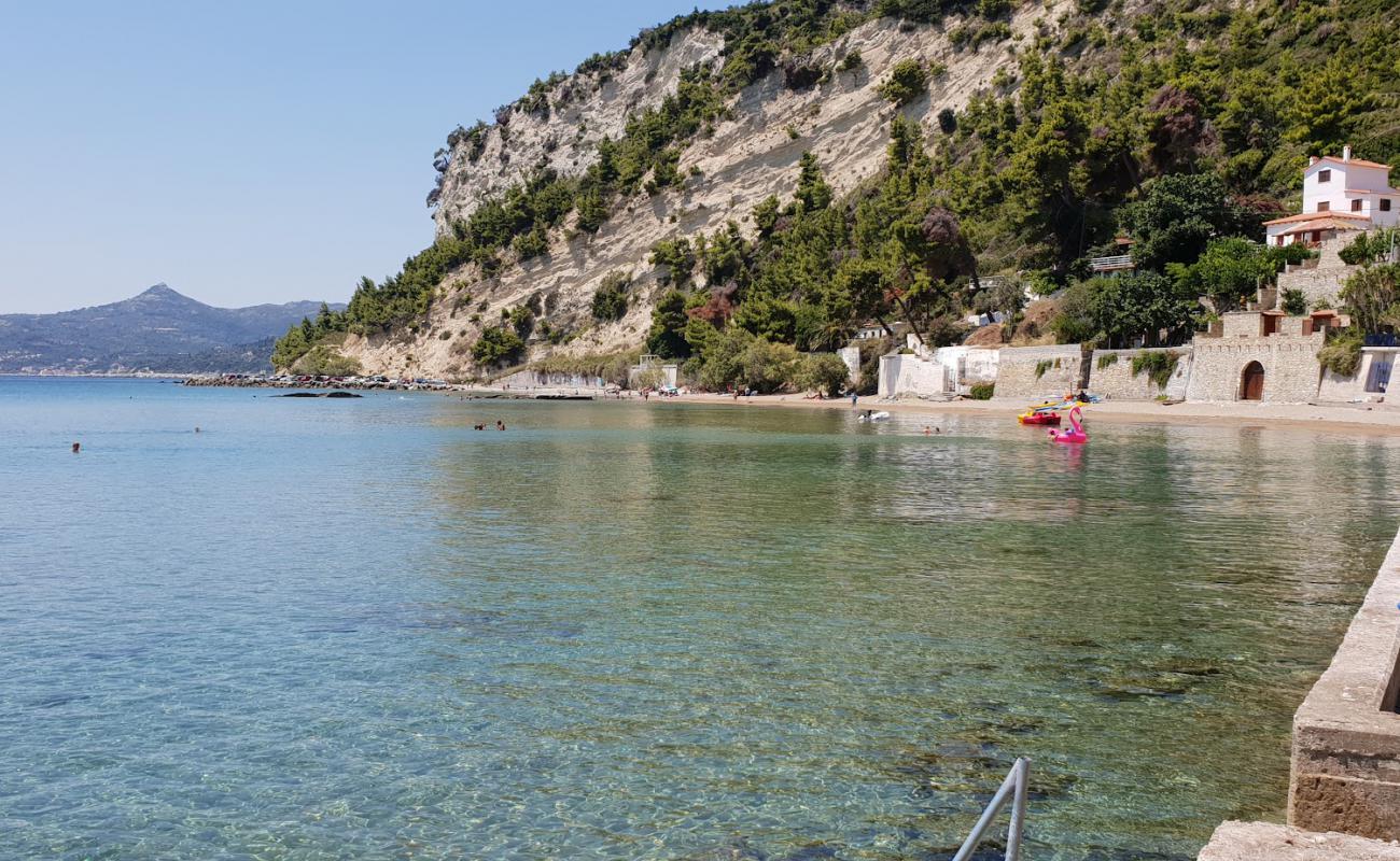 Photo de Soutsini beach avec sable gris de surface