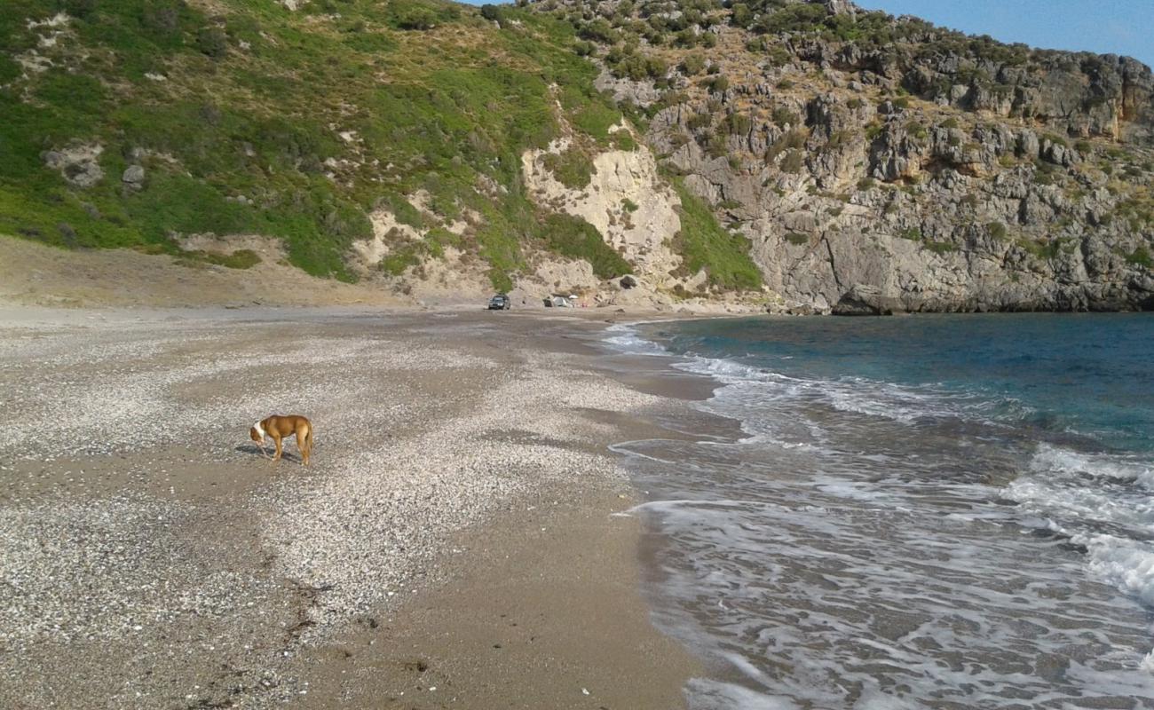 Photo de Mpournias beach avec sable gris avec caillou de surface