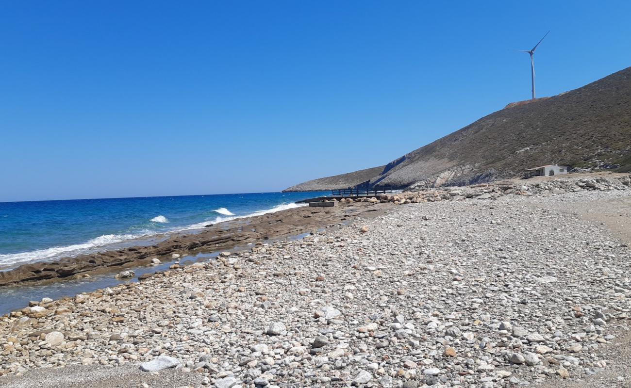 Photo de Aile beach avec sable gris avec roches de surface