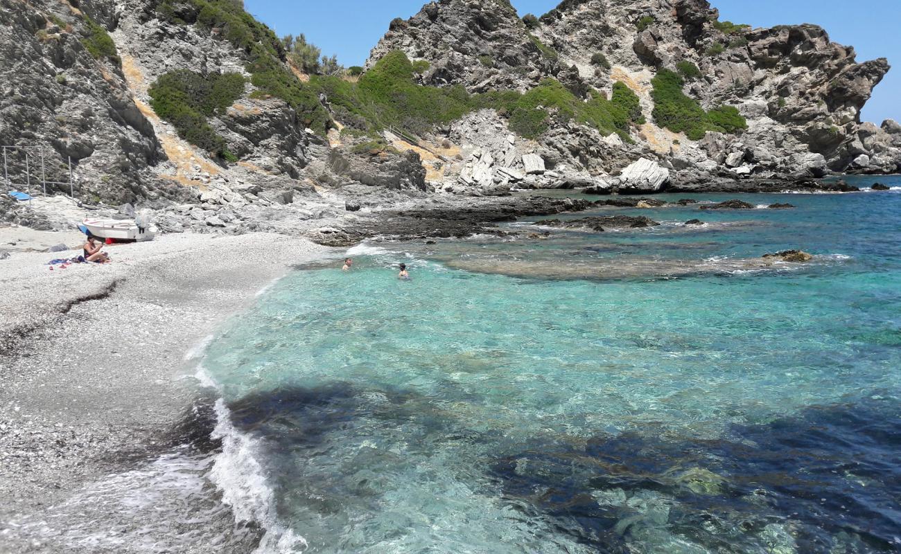 Photo de Trachelos beach avec petits galets beige de surface