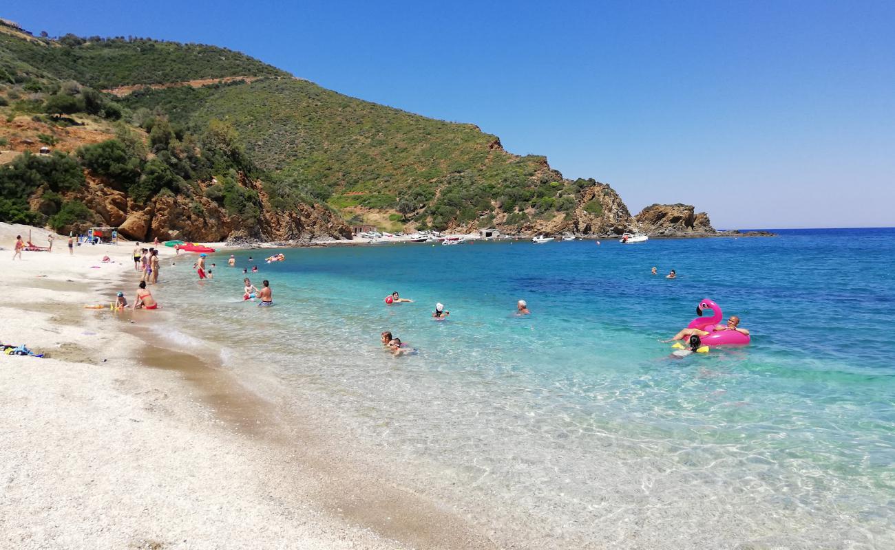 Photo de Kalamos beach avec sable coquillé beige de surface