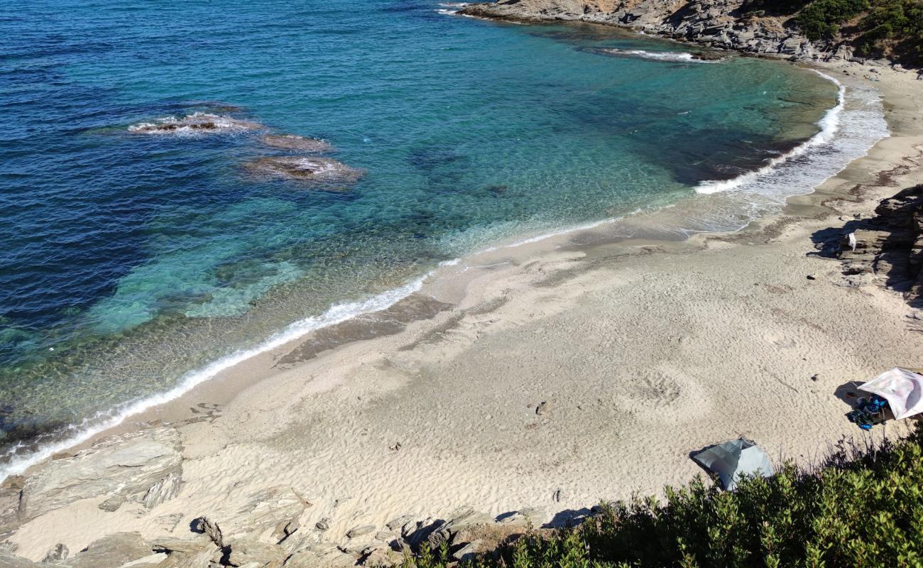 Photo de Kalamos 3 beach avec sable beige de surface