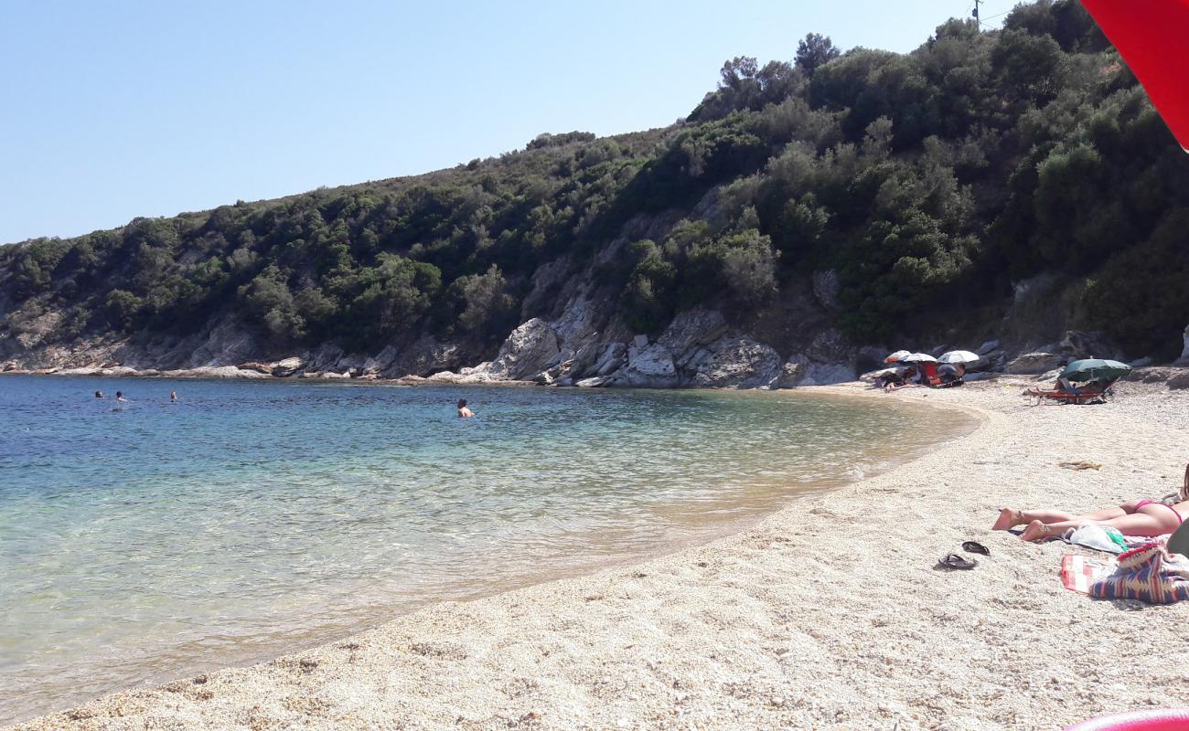 Photo de Gardo beach avec sable coquillier lumineux de surface