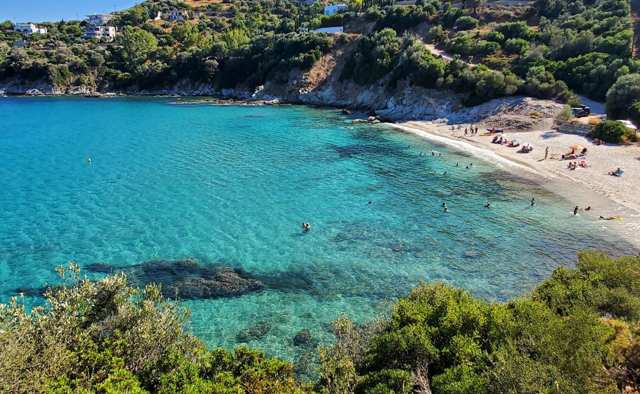 Photo de Klimaki beach avec sable beige & galets de surface