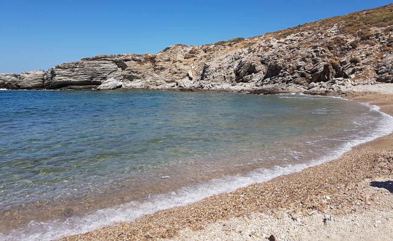 Photo de Koskina beach avec petits galets beige de surface