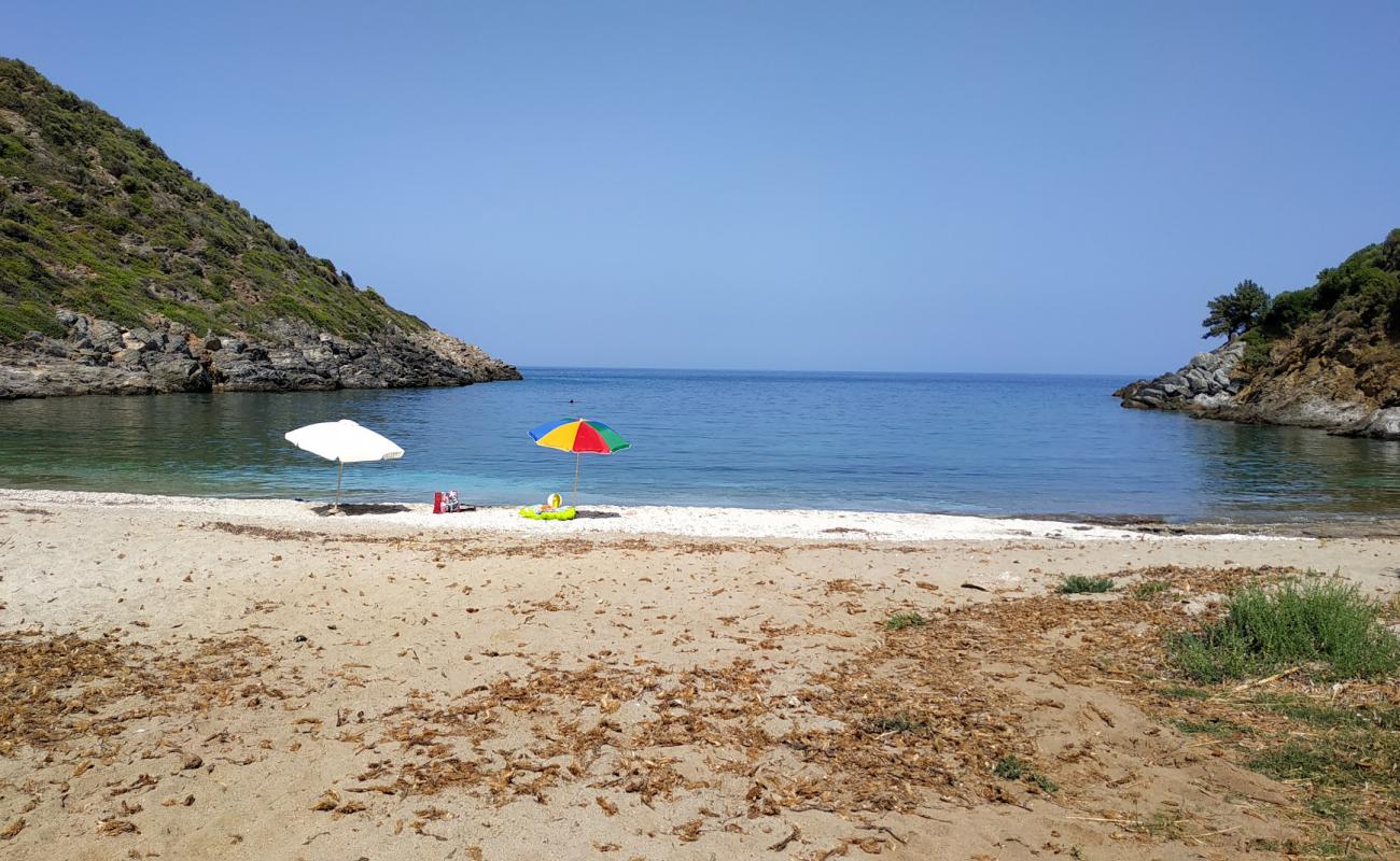 Photo de Koskina 2nd beach avec petits galets beige de surface