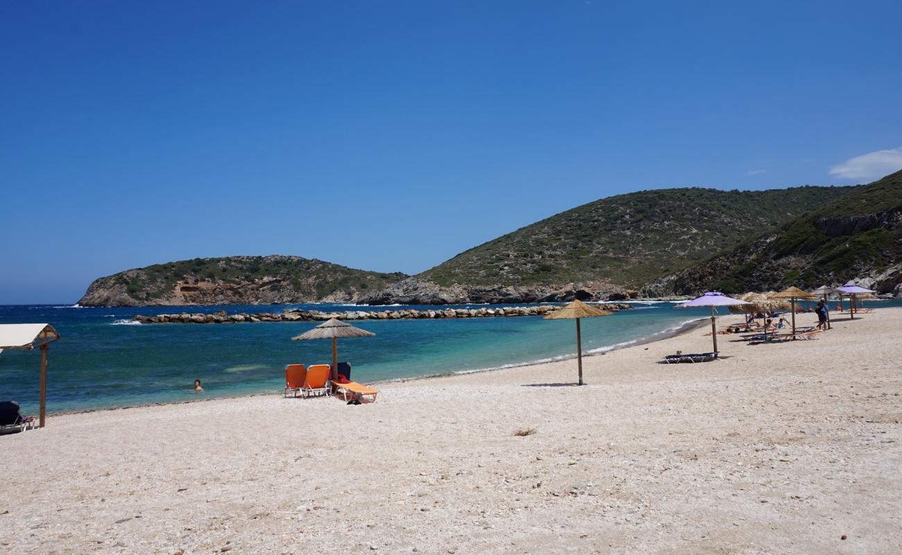Photo de Zarakes beach avec sable coquillé beige de surface