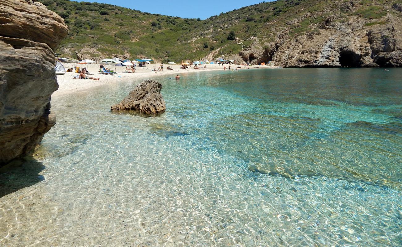 Photo de Armirichi beach avec sable coquillé beige de surface