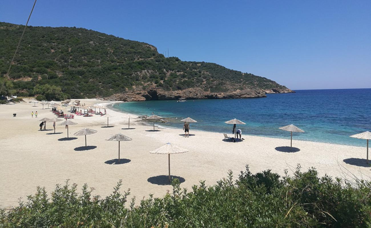 Photo de Limnionas beach avec sable coquillier lumineux de surface