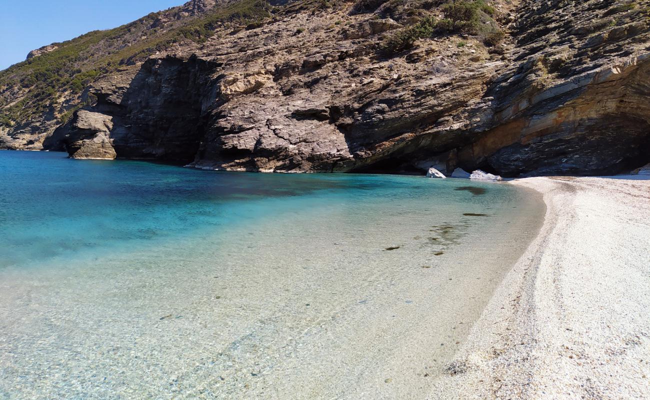 Photo de Charakas beach avec sable coquillé beige de surface