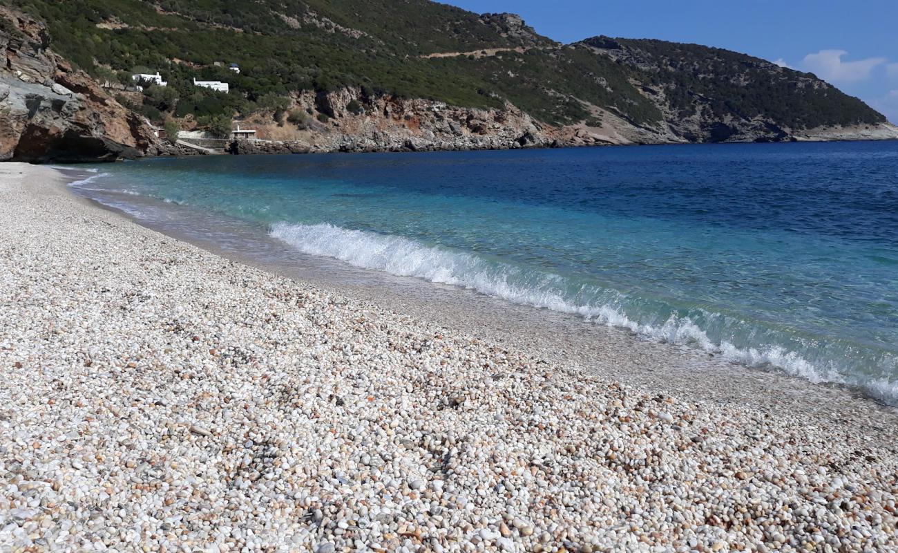 Photo de Varellaioi beach avec sable coquillier lumineux de surface