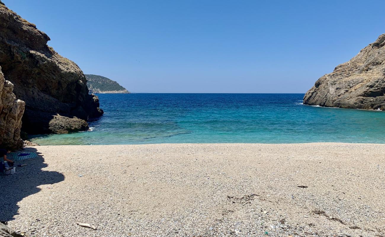 Photo de Konidavli beach avec sable coquillier lumineux de surface