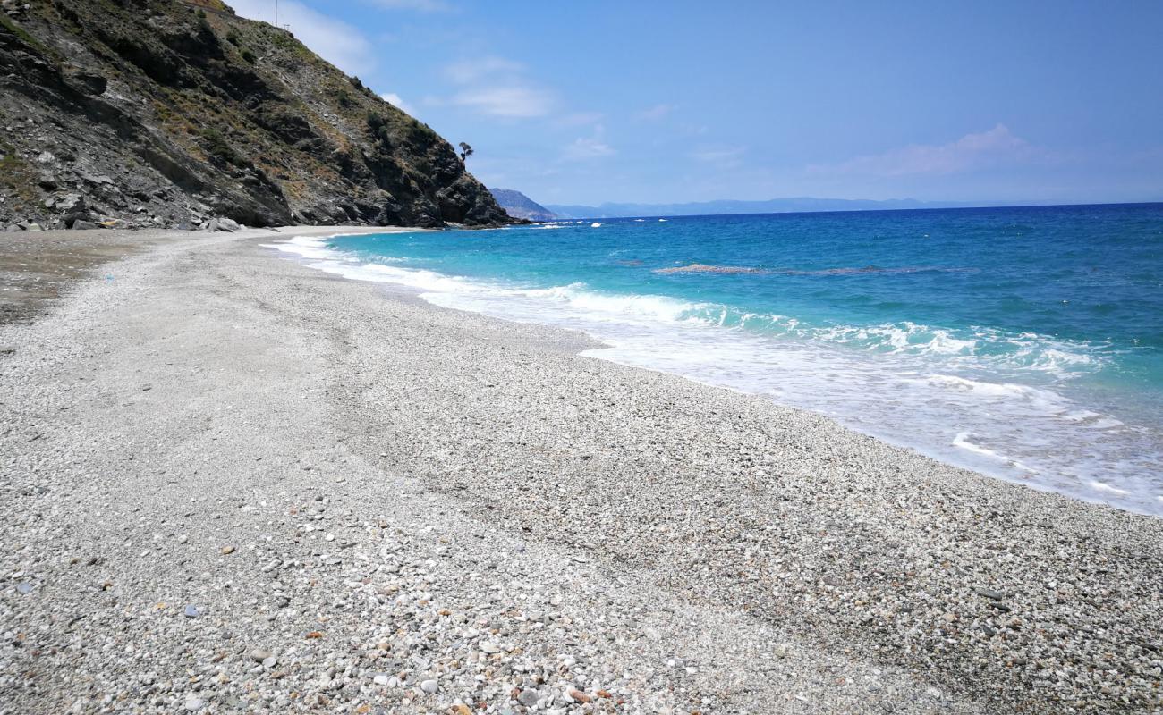 Photo de Kaliani beach avec sable coquillé beige de surface