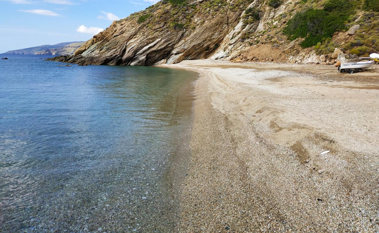 Photo de Amygdalias beach avec petits galets bruns de surface