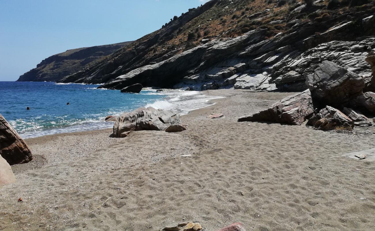 Photo de Zacharias beach avec sable coquillé beige de surface