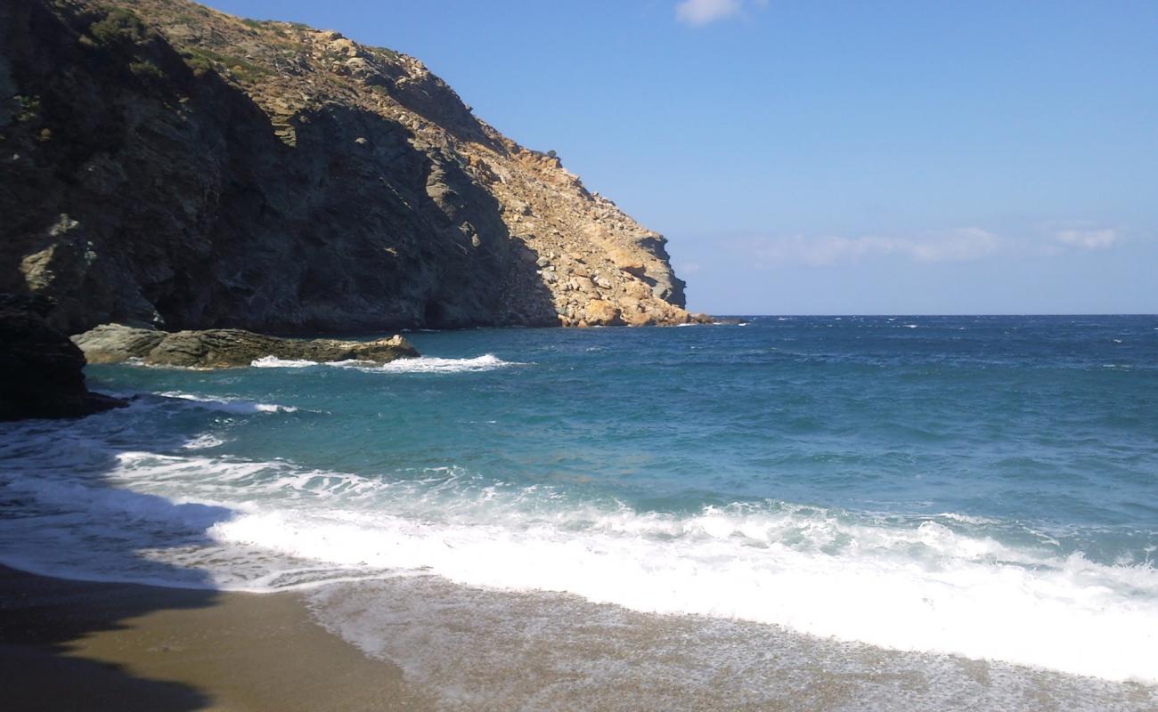 Photo de Spilitses beach avec sable coquillier lumineux de surface