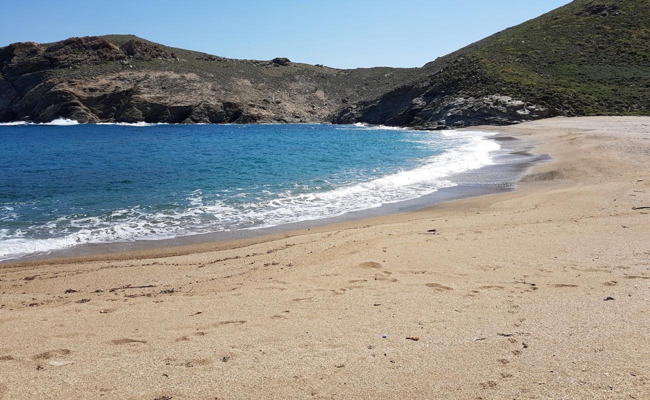 Photo de Linari beach avec sable coquillier lumineux de surface