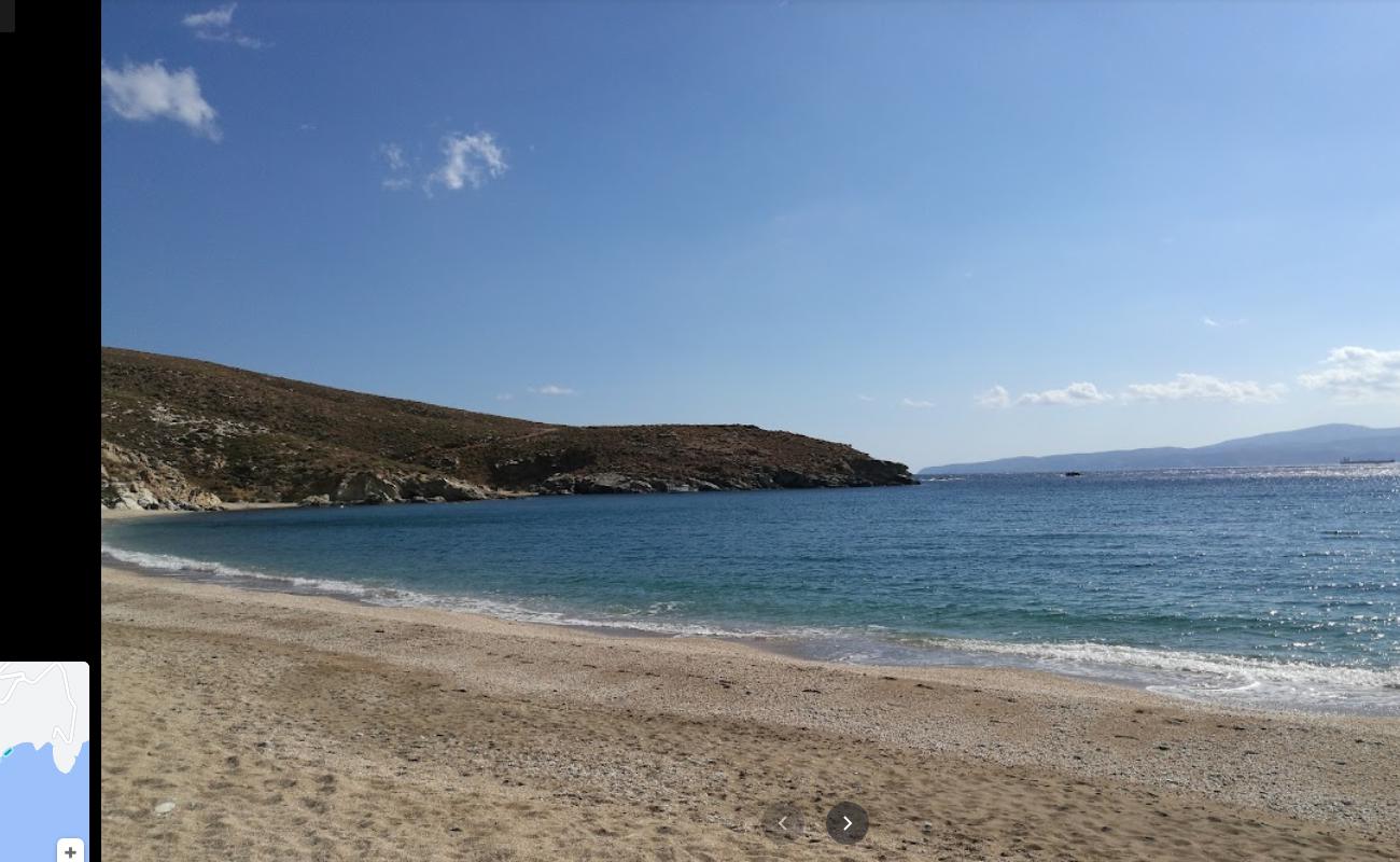 Photo de Livadi beach avec sable coquillier lumineux de surface