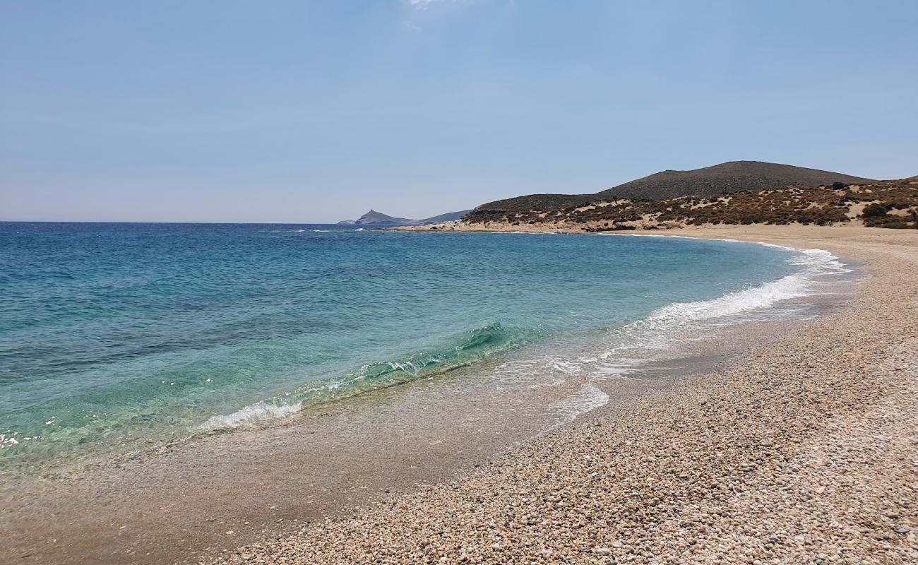 Photo de Kalamos beach avec sable coquillier lumineux de surface