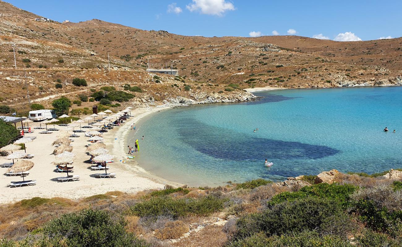 Photo de Agios Paraskevi beach avec sable lumineux de surface