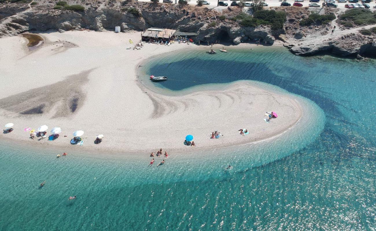 Photo de Great sand beach avec sable lumineux de surface