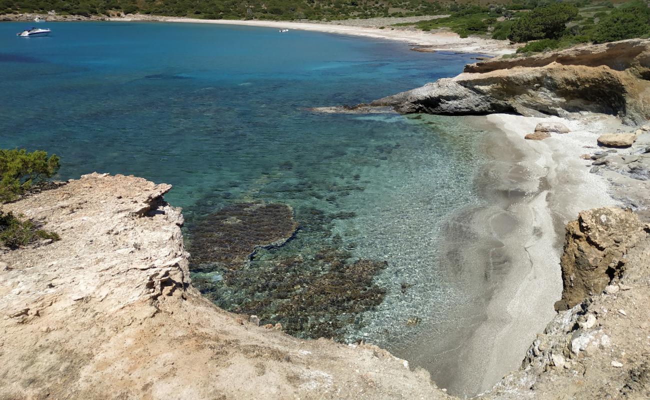 Photo de Megalonisos 5 avec sable beige & galets de surface
