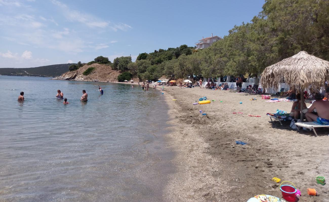 Photo de Kokkinia 2 beach avec sable beige de surface