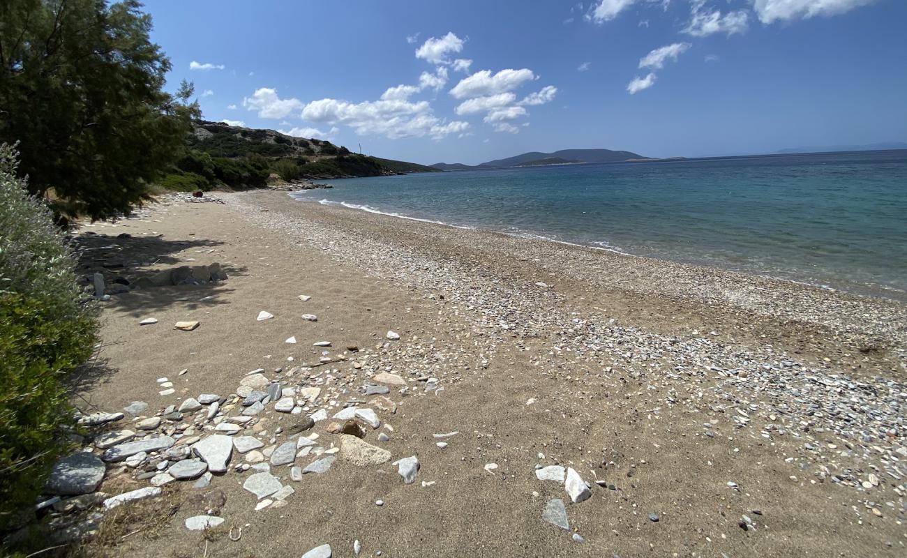 Photo de Agios Irini beach avec sable clair avec caillou de surface