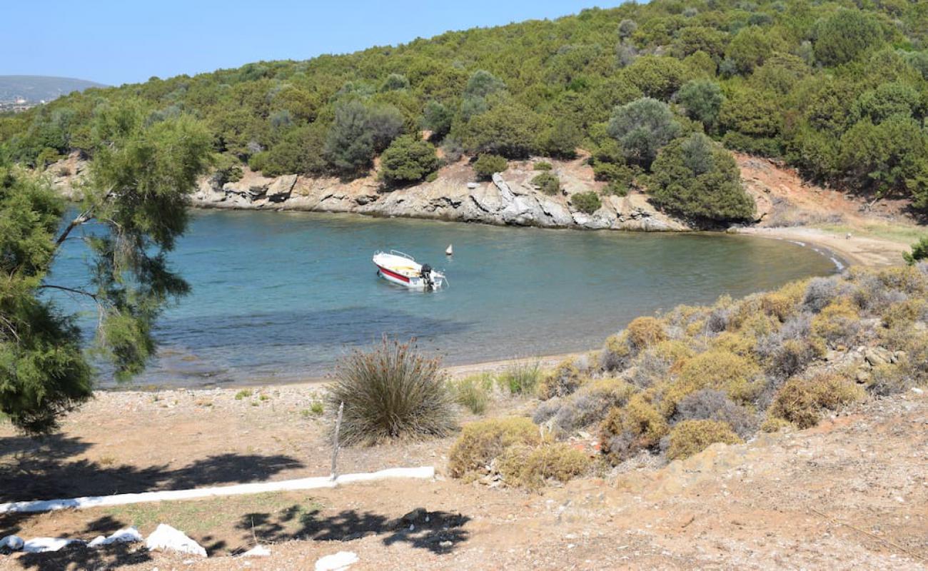 Photo de Little Mandraki beach avec sable noir & galets de surface