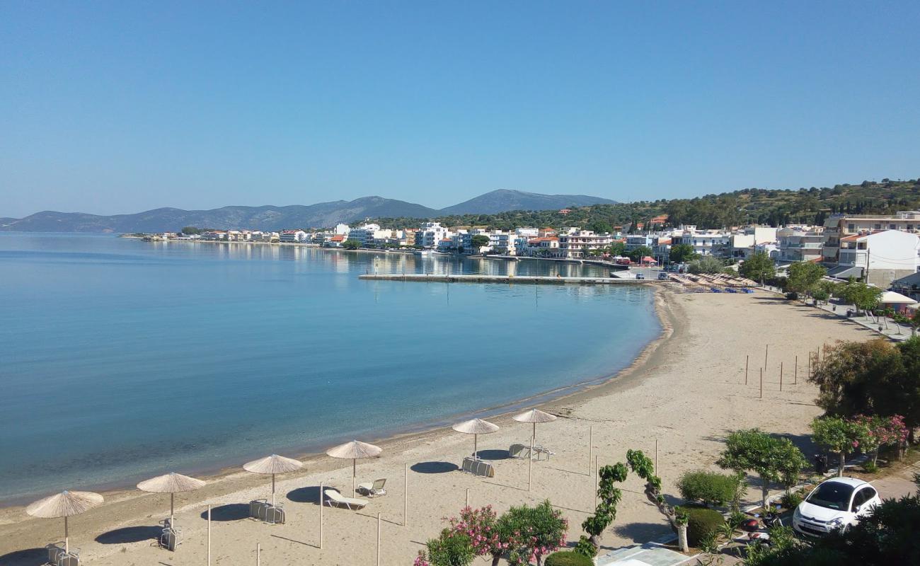 Photo de Nea Stira beach avec sable noir avec caillou de surface